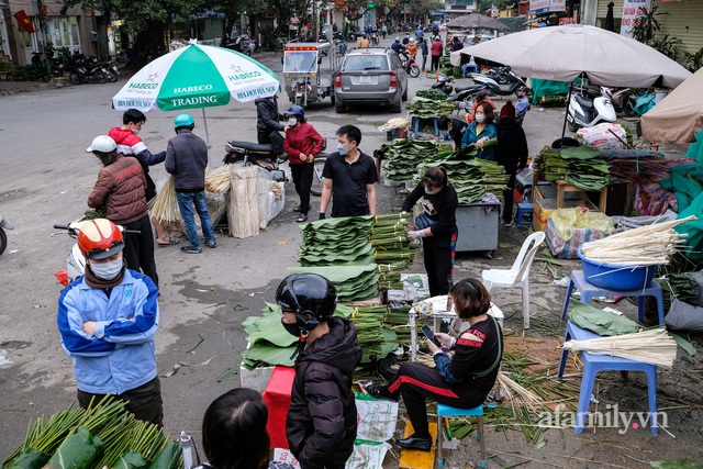 24 Tết đi chợ lá dong lâu đời nhất Hà Nội: Đìu hiu khách mua, giá bán tăng gấp đôi năm ngoái - Ảnh 1.