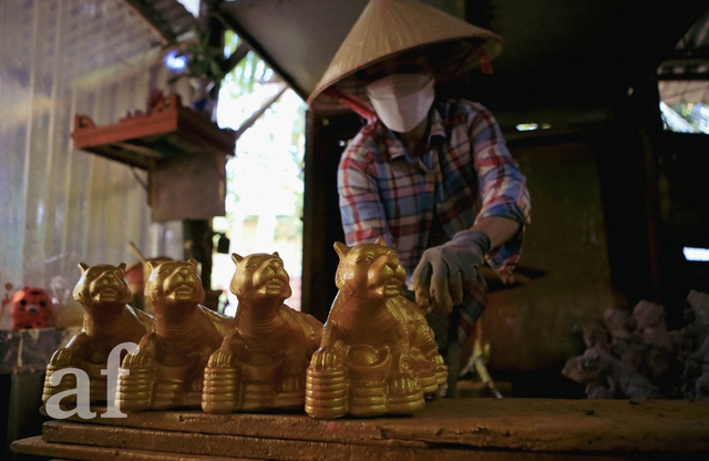 Những người phụ nữ cuối cùng còn bám nghề ở làng heo đất Lái Thiêu tất bật ngày cuối năm - Ảnh 2.