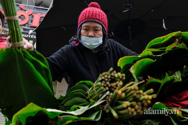 24 Tết đi chợ lá dong lâu đời nhất Hà Nội: Đìu hiu khách mua, giá bán tăng gấp đôi năm ngoái - Ảnh 11.