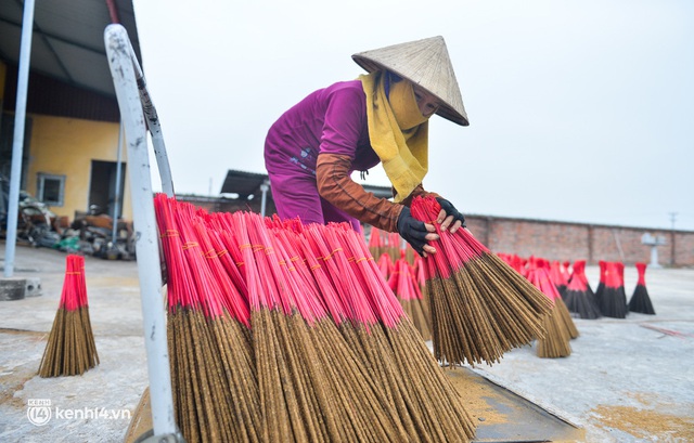 Ảnh: Nông dân Hải Dương làm hàng trăm cây nhang khổng lồ, cao hơn đầu người phục vụ Tết - Ảnh 17.