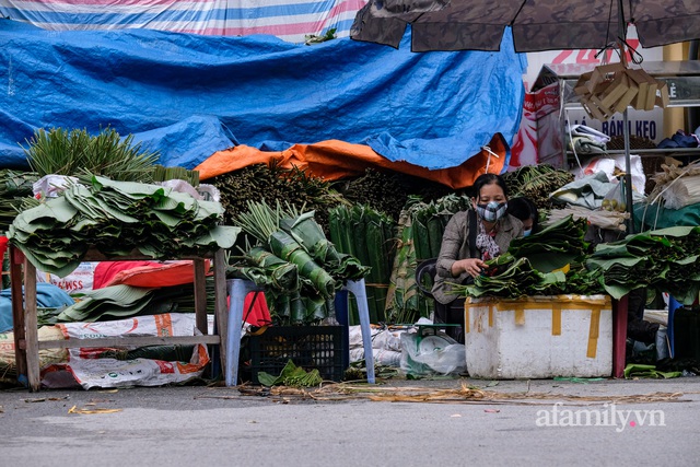 24 Tết đi chợ lá dong lâu đời nhất Hà Nội: Đìu hiu khách mua, giá bán tăng gấp đôi năm ngoái - Ảnh 3.