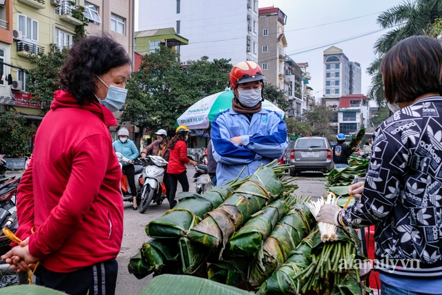 24 Tết đi chợ lá dong lâu đời nhất Hà Nội: Đìu hiu khách mua, giá bán tăng gấp đôi năm ngoái - Ảnh 5.