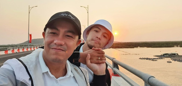 Giấu kín bao năm, anh sếp ngân hàng công khai giới tính vì say đắm trai trẻ kém 20 tuổi - Ảnh 5. Giấu kín bao năm, anh sếp ngân hàng công khai giới tính vì say đắm trai trẻ kém 20 tuổi - Ảnh 5.