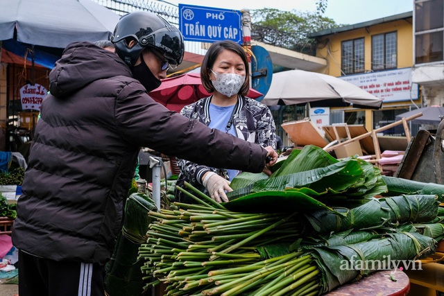 24 Tết đi chợ lá dong lâu đời nhất Hà Nội: Đìu hiu khách mua, giá bán tăng gấp đôi năm ngoái - Ảnh 6.
