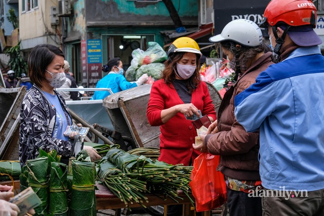 24 Tết đi chợ lá dong lâu đời nhất Hà Nội: Đìu hiu khách mua, giá bán tăng gấp đôi năm ngoái - Ảnh 7.