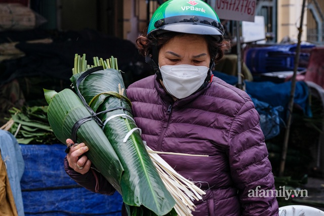 24 Tết đi chợ lá dong lâu đời nhất Hà Nội: Đìu hiu khách mua, giá bán tăng gấp đôi năm ngoái - Ảnh 8.