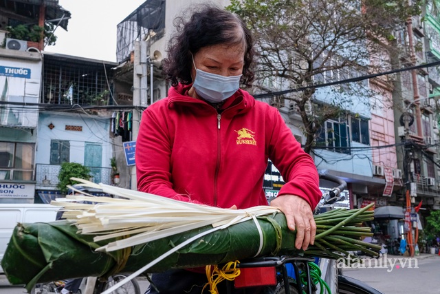 24 Tết đi chợ lá dong lâu đời nhất Hà Nội: Đìu hiu khách mua, giá bán tăng gấp đôi năm ngoái - Ảnh 10.