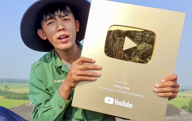 [Bài tết mùng 2] Thế hệ nông dân thu tiền tỷ từ TikTok, YouTube: Làm nông lấm lem bùn đất còn hơn danh hão dân văn phòng vật vờ như ma nơi công sở! - Ảnh 3.