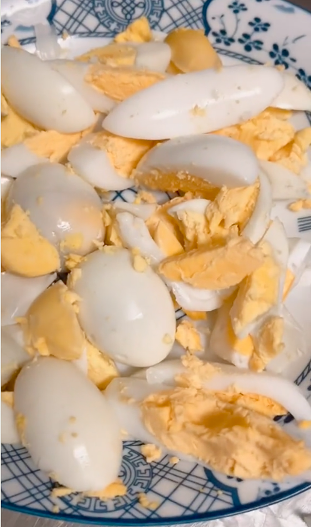 SỐC: Nhóm người khẳng định trứng vịt vừa mua là đồ giả vì một chi tiết đáng ngờ, dân mạng phản ứng ra sao? - Ảnh 4.