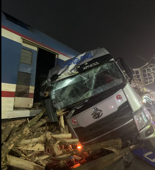 Hiện trường tai nạn tàu khách Bắc-Nam đâm ô tô tải, đầu máy và 1 toa văng khỏi đường ray - Ảnh 3.