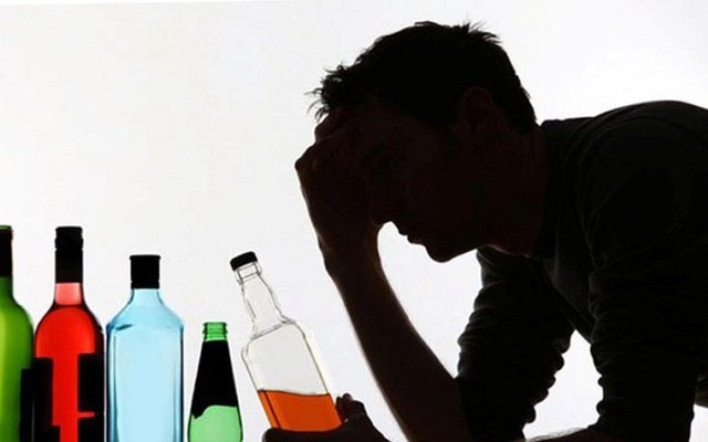 Uống rượu liên tục, uống gấp gáp có thể dẫn đến ngộ độc rượu và tử vong