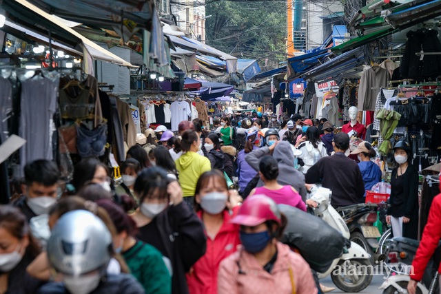 Chợ thời trang lớn nhất Hà Nội treo biển thanh lý tụt nóc để nghỉ Tết: Các kiểu váy áo đồng giá chỉ từ 80k hút khách nườm nượp - Ảnh 1.