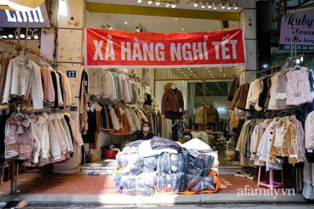 Chợ thời trang lớn nhất Hà Nội treo biển thanh lý tụt nóc để nghỉ Tết: Các kiểu váy áo đồng giá chỉ từ 80k hút khách nườm nượp - Ảnh 13.