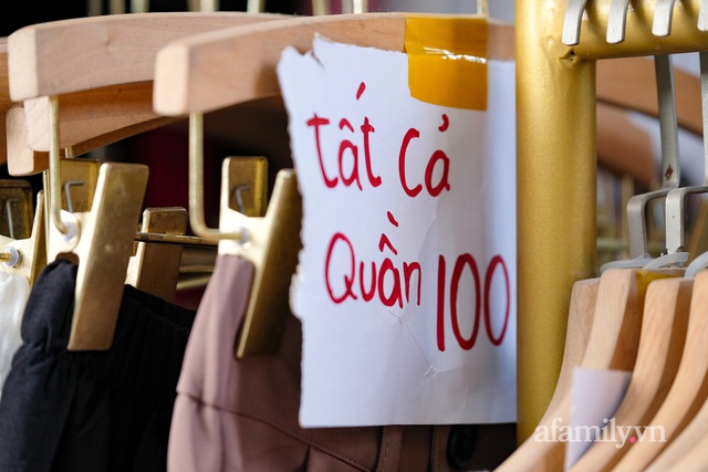 Chợ thời trang lớn nhất Hà Nội treo biển thanh lý tụt nóc để nghỉ Tết: Các kiểu váy áo đồng giá chỉ từ 80k hút khách nườm nượp - Ảnh 14.