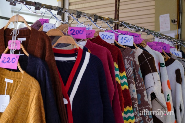 Chợ thời trang lớn nhất Hà Nội treo biển thanh lý tụt nóc để nghỉ Tết: Các kiểu váy áo đồng giá chỉ từ 80k hút khách nườm nượp - Ảnh 15.