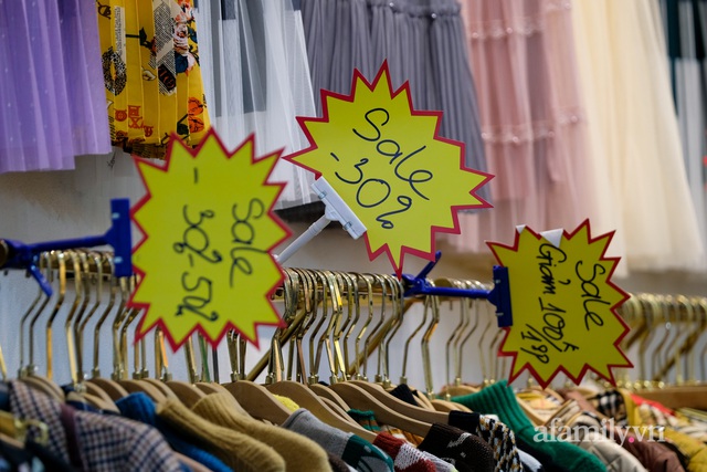 Chợ thời trang lớn nhất Hà Nội treo biển thanh lý tụt nóc để nghỉ Tết: Các kiểu váy áo đồng giá chỉ từ 80k hút khách nườm nượp - Ảnh 16.