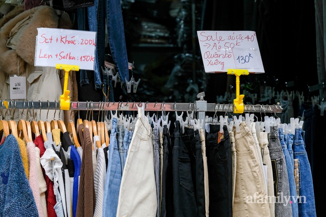 Chợ thời trang lớn nhất Hà Nội treo biển thanh lý tụt nóc để nghỉ Tết: Các kiểu váy áo đồng giá chỉ từ 80k hút khách nườm nượp - Ảnh 17.