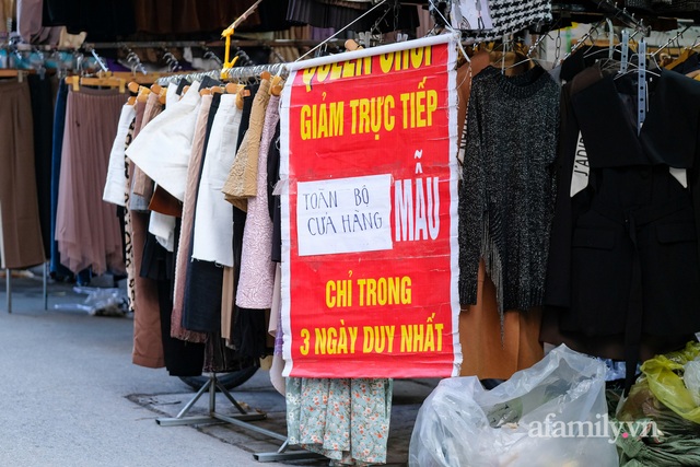 Chợ thời trang lớn nhất Hà Nội treo biển thanh lý tụt nóc để nghỉ Tết: Các kiểu váy áo đồng giá chỉ từ 80k hút khách nườm nượp - Ảnh 6.