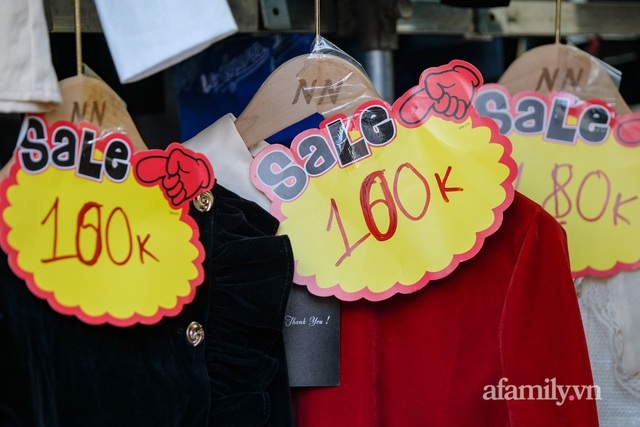 Chợ thời trang lớn nhất Hà Nội treo biển thanh lý tụt nóc để nghỉ Tết: Các kiểu váy áo đồng giá chỉ từ 80k hút khách nườm nượp - Ảnh 10.