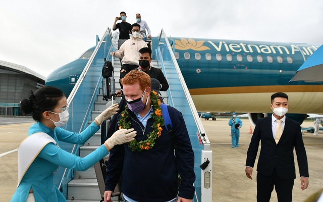 Những hành khách trên chuyến bay đầu tiên thí điểm đón du khách quốc tế đến Việt Nam ngày 17/11/2021. Ảnh: VOV.