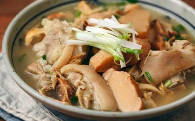 Canh măng khô là món ăn truyền thống trong ngày Tết của nhiều gia đình Việt Nam