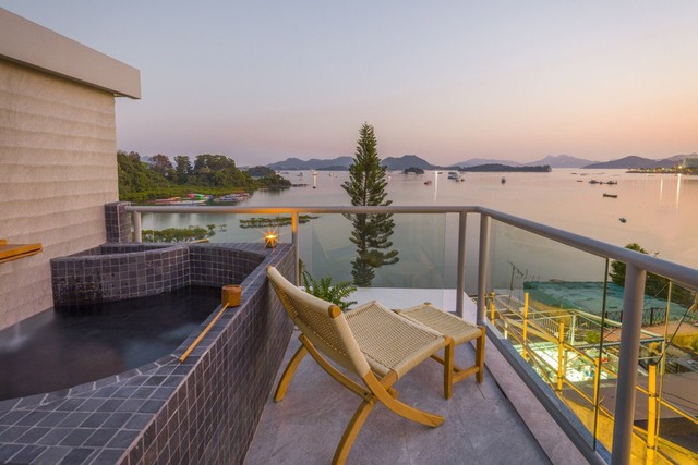 Cách cải tạo một ngôi nhà bình thường ở Hong Kong thành nơi chốn đáng sống: Bồn tắm trên tầng thượng, nội thất kiểu Nhật, lấy cảm hứng từ chủ nghĩa tối giản - Ảnh 1.