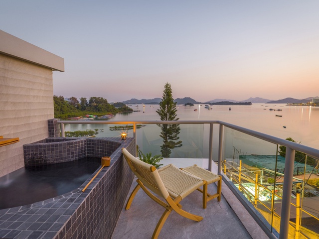 Cách cải tạo một ngôi nhà bình thường ở Hong Kong thành nơi chốn đáng sống: Bồn tắm trên tầng thượng, nội thất kiểu Nhật, lấy cảm hứng từ chủ nghĩa tối giản - Ảnh 2.