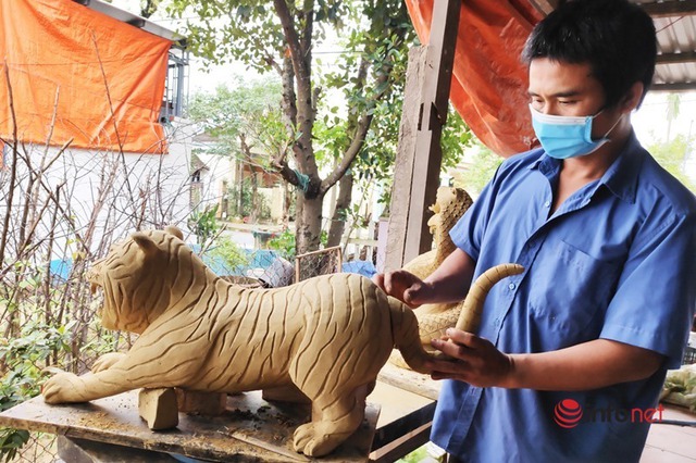 Nghệ nhân làng gốm hơn 500 tuổi ở Hội An say sưa tạo hình ông hổ chào Tết Nhâm Dần 2022 - Ảnh 1.