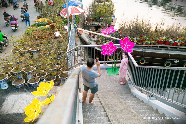 Đến hẹn hằng năm giữa Sài Gòn lại xuất hiện chợ hoa nổi, bà con miền Tây lặn lội đưa cây kiểng mong mang hương sắc Tết đến mọi nhà  - Ảnh 11.