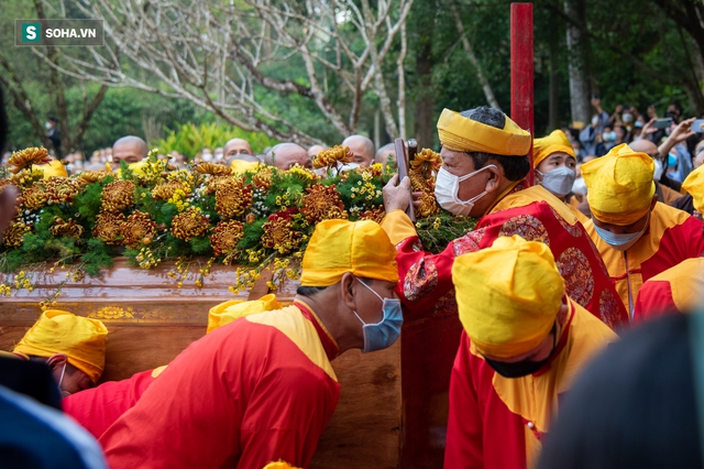 Hàng nghìn tăng ni, phật tử tiễn biệt thiền sư Thích Nhất Hạnh - Ảnh 5.