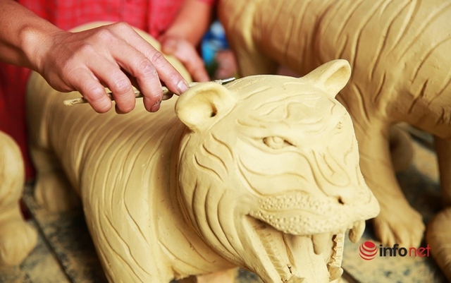 Nghệ nhân làng gốm hơn 500 tuổi ở Hội An say sưa tạo hình ông hổ chào Tết Nhâm Dần 2022 - Ảnh 6.