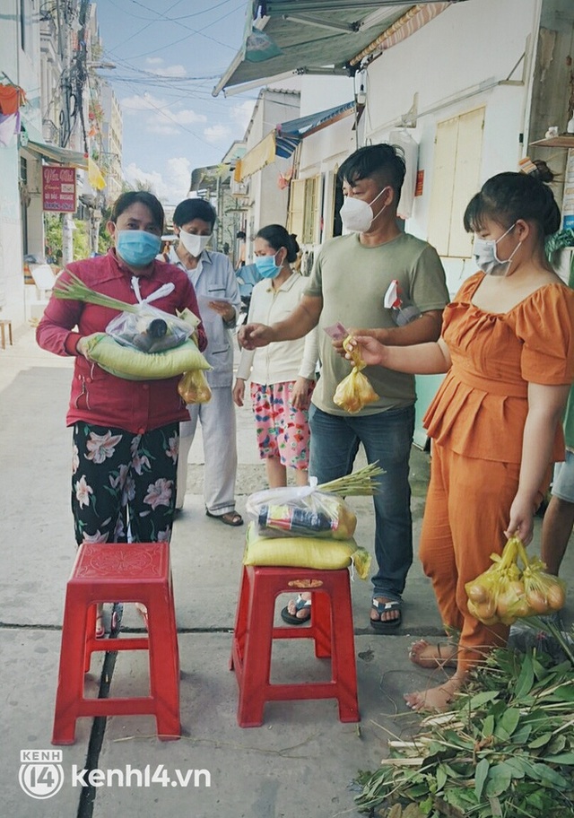 Gặp lại chú chủ trọ tốt bụng nhất Sài Gòn ngày cuối năm: Cùng con gái tặng tiền, quà Tết cho người thuê trọ - Ảnh 2.