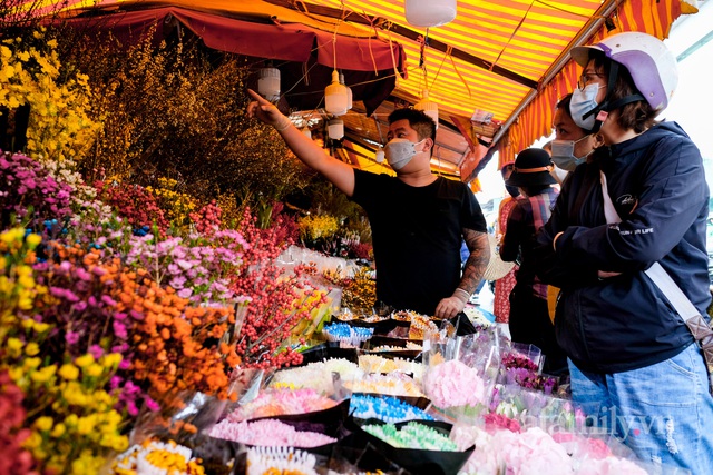 28 Tết cập nhật nhanh giá chợ hoa Quảng Bá: Tăng 20% so với ngày thường, mua nhanh 5 cành đào đông cắm đẹp nhà hết 2,2 triệu - Ảnh 17.