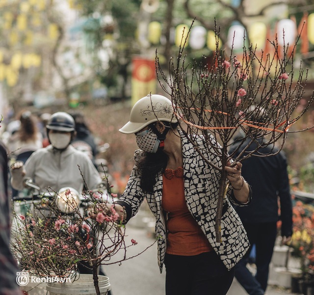  Những nơi tấp nập nhất Hà Nội ngay lúc này: Không khí Tết là đây chứ đâu! - Ảnh 19.