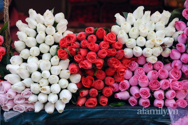 28 Tết cập nhật nhanh giá chợ hoa Quảng Bá: Tăng 20% so với ngày thường, mua nhanh 5 cành đào đông cắm đẹp nhà hết 2,2 triệu - Ảnh 20.