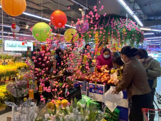  Người dân hối hả sắm sửa, chợ, siêu thị đông nghịt khách ngày 28 Tết  - Ảnh 3.