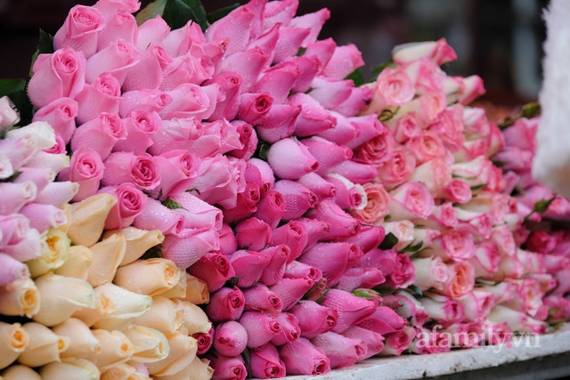 28 Tết cập nhật nhanh giá chợ hoa Quảng Bá: Tăng 20% so với ngày thường, mua nhanh 5 cành đào đông cắm đẹp nhà hết 2,2 triệu - Ảnh 22.
