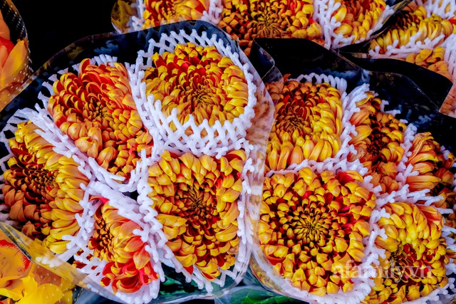 28 Tết cập nhật nhanh giá chợ hoa Quảng Bá: Tăng 20% so với ngày thường, mua nhanh 5 cành đào đông cắm đẹp nhà hết 2,2 triệu - Ảnh 5.