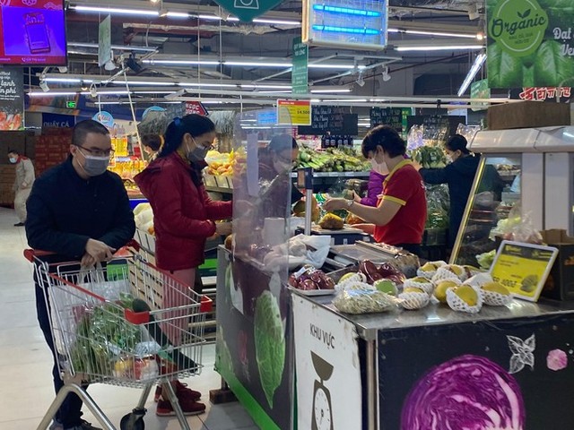  Người dân hối hả sắm sửa, chợ, siêu thị đông nghịt khách ngày 28 Tết  - Ảnh 5.