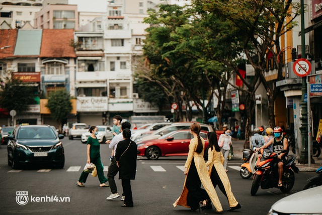  Clip: Loanh quanh Sài Gòn cuối năm, va phải những tiểu thơ diện áo dài, tay ôm bó lay ơn dễ cưng vô cùng! - Ảnh 7.