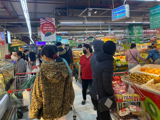  Người dân hối hả sắm sửa, chợ, siêu thị đông nghịt khách ngày 28 Tết  - Ảnh 6.
