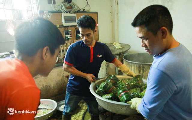  Làng bánh chưng nổi tiếng Hà Nội ngày cận Tết: Thợ gói bánh chạy đua với thời gian, chưa đầy 30 giây xong một chiếc bánh - Ảnh 8.