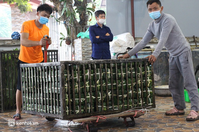  Làng bánh chưng nổi tiếng Hà Nội ngày cận Tết: Thợ gói bánh chạy đua với thời gian, chưa đầy 30 giây xong một chiếc bánh - Ảnh 9.