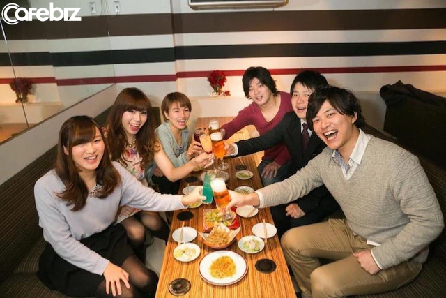 Tiệc tất niên độc đáo của người Nhật: Ở bên đồng nghiệp, không ép rượu, vui say nhưng vẫn phải đúng mực… - Ảnh 2.