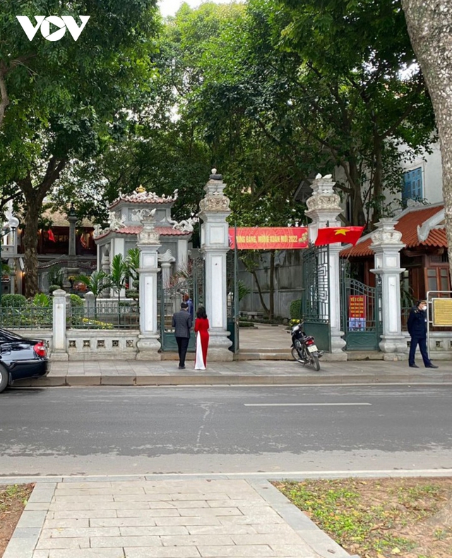Đường phố Hà Nội vắng lặng trong ngày cuối cùng năm Tân Sửu - Ảnh 2.