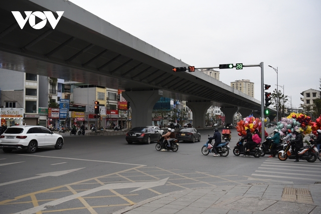 Đường phố Hà Nội vắng lặng trong ngày cuối cùng năm Tân Sửu - Ảnh 11.