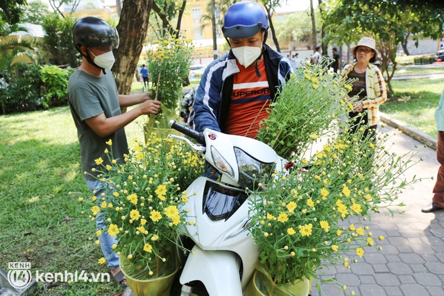  Tiểu thương Sài Gòn cắt bỏ phần hoa ế trưa 29 Tết, bán đổ bán tháo để về nhà: Giờ chỉ còn 20k, 30k/chậu mà có người vẫn trả giá thì chịu, chị không bán, thà lỗ luôn... - Ảnh 12.