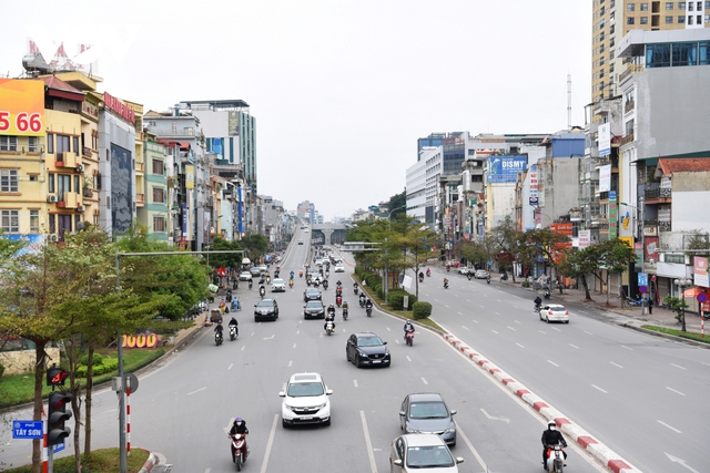 Đường phố Hà Nội vắng lặng trong ngày cuối cùng năm Tân Sửu - Ảnh 3.