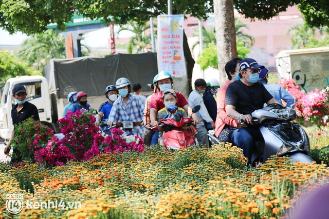  Tiểu thương Sài Gòn cắt bỏ phần hoa ế trưa 29 Tết, bán đổ bán tháo để về nhà: Giờ chỉ còn 20k, 30k/chậu mà có người vẫn trả giá thì chịu, chị không bán, thà lỗ luôn... - Ảnh 4.