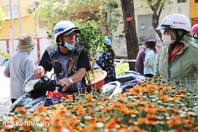  Tiểu thương Sài Gòn cắt bỏ phần hoa ế trưa 29 Tết, bán đổ bán tháo để về nhà: Giờ chỉ còn 20k, 30k/chậu mà có người vẫn trả giá thì chịu, chị không bán, thà lỗ luôn... - Ảnh 5.